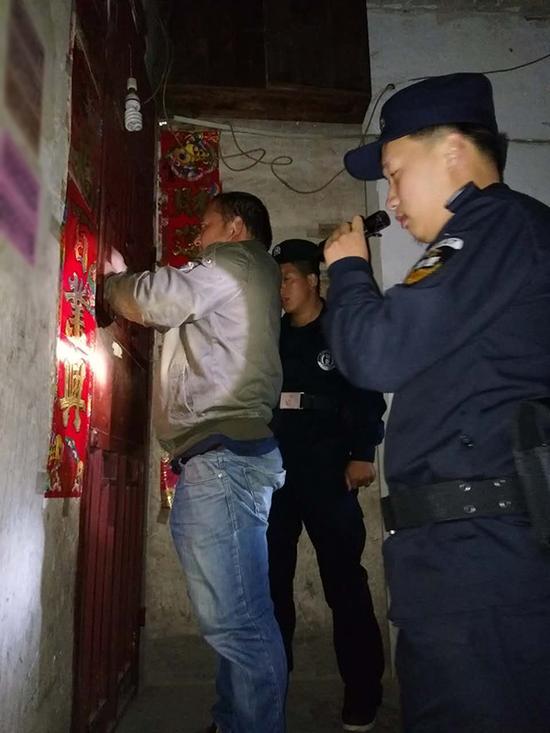 大连粗心妈妈误将幼女锁家中 民警全城寻开锁师傅开门