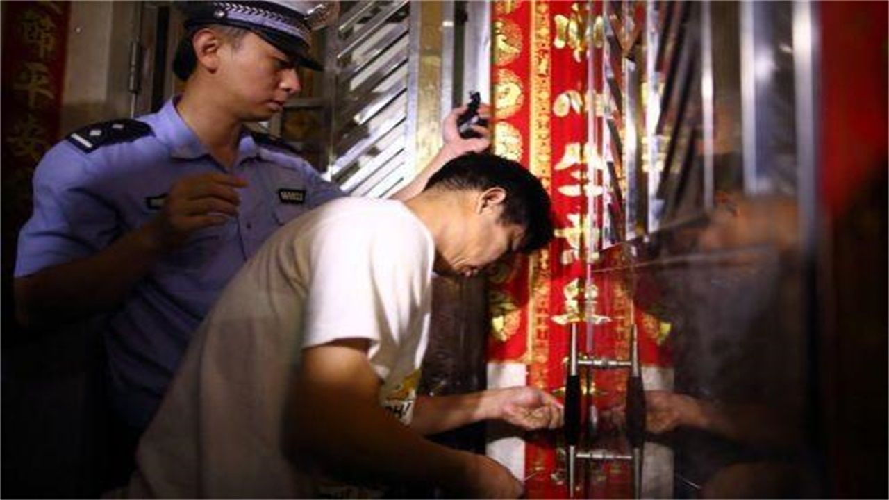 大连请开锁师傅开了锁后，师傅为什么一般都不进门，就算主人请也不进去？